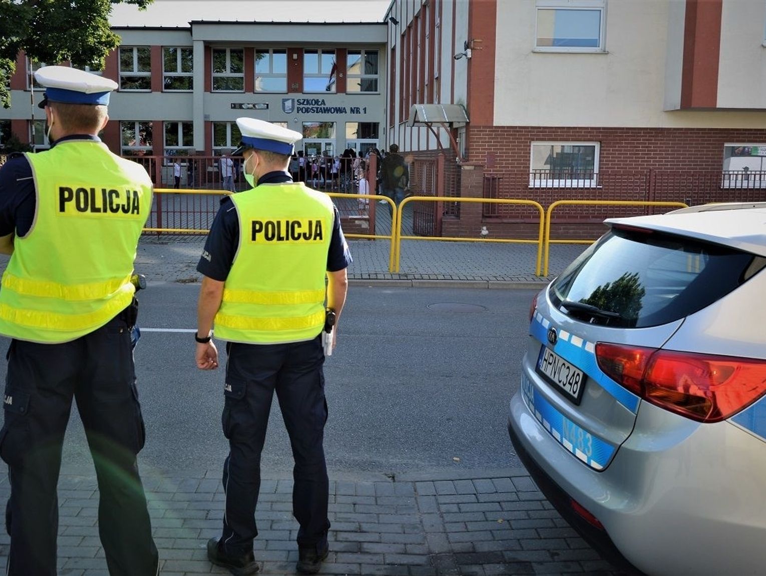 BEZPIECZNA DROGA DO SZKOŁY Z POLICJANTAMI