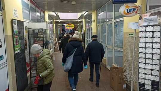 Kiepski stan hali, drożyzna i obawy o sklep charytatywny