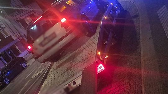 Młody mężczyzna znów za kierownicą – 6 miesięcy więzienia i 10 tys. zł grzywny. Kolejny kierowca miał już pięć zakazów