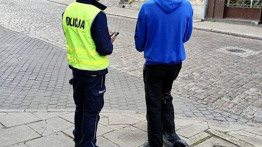 Nie tylko hulajnogi pod lupą. Policjanci przyłapali także kierowców na przejeździe kolejowym !