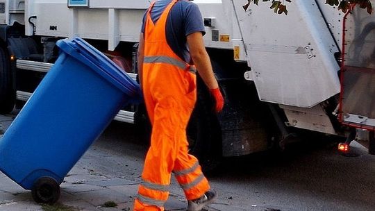 Nowy harmonogram odbioru odpadów. Zainstaluj aplikacje sprawdza harmonogram w internecie