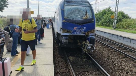 [ZDJĘCIA]  Pociąg Intercity zderzył się z ciągnikiem w Czarlinie. Ruch kolejowy został wstrzymany