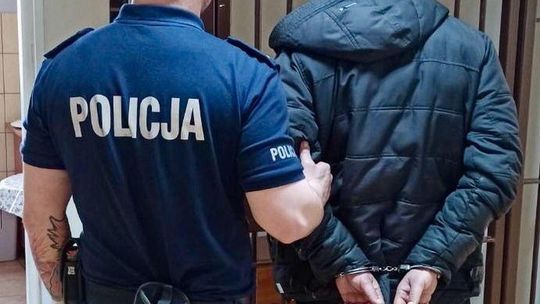 Próba włamania za pomocą młotka. Nie dostali się do środka, ale zniszczyli auto