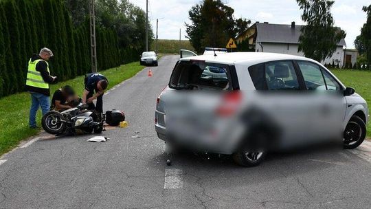 Sekundy zadecydowały o wypadku. 18-latka i motorowerzysta zderzyli się w Polskim Gronowie