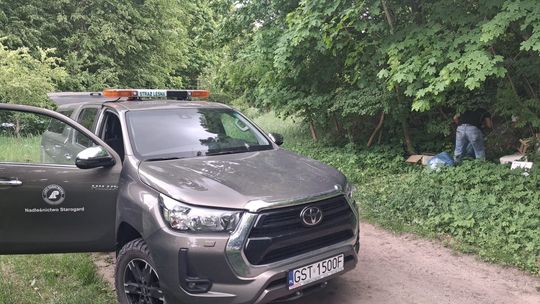 Śmieciarz przyłapany na gorącym uczynku! Mężczyzna wyrzucał do lasu odpady komunalne