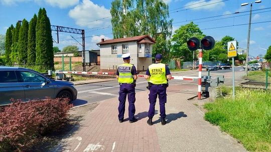 Szlaban na ryzyko. Policjanci i kolejarze przypominali o bezpieczeństwie na przejazdach