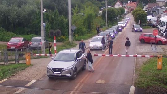 Ten sam przejazd. Ten sam niebezpieczny błąd. Tym razem zabrakło naprawdę niewiele do tragedii
