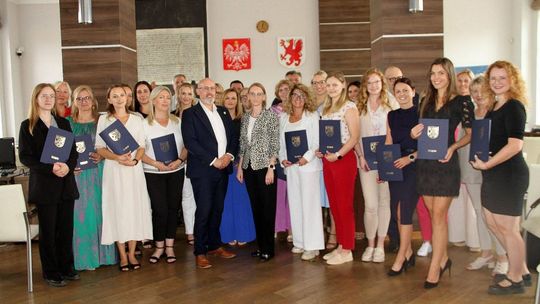 Władze miasta wręczyły 21 nauczycielom awanse na nauczycieli nominowanych
