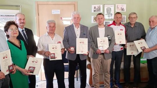 Wręczenie medali fundacji Wspierania Inicjatyw Demokratycznych Wydawnictwa Pomorskiego