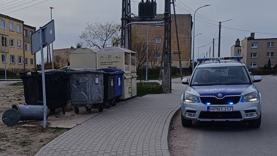 Zobaczył patrol i spanikował. Skończył na znaku drogowym