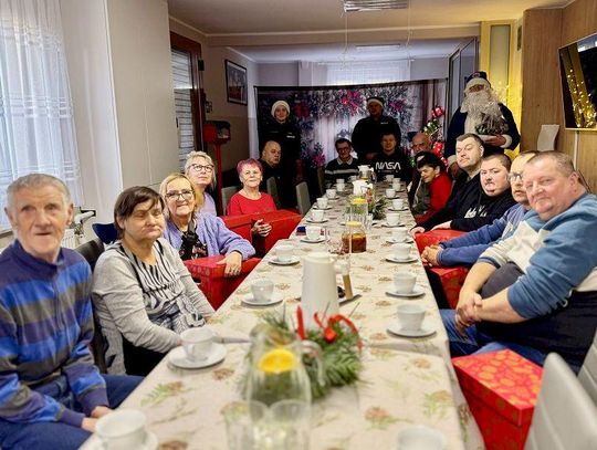 [GALERIA ZDJĘĆ] 100 paczek i mnóstwo uśmiechów. Policyjny Niebieski Mikołaj znów w akcji