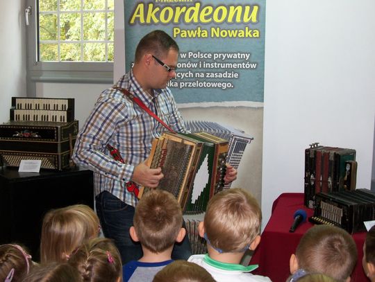 101 akordeonów na wystawie w Fabryce Sztuk 