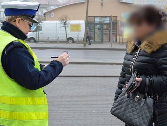 13 pieszych ukaranych mandatami. Głównie za przechodzenie w miejscach niedozwolonych