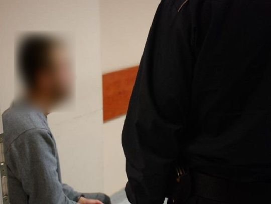 25- i 27-latek ukradli ze sklepu perfumy warte prawie 800 zł. Jeden pakował do kurtki, drugi go zasłaniał