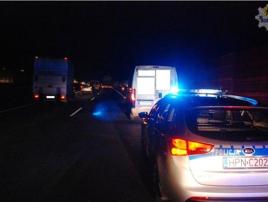 29-latek nie wyhamował i wjechał w tył peugeota. Jedna ranna osoba