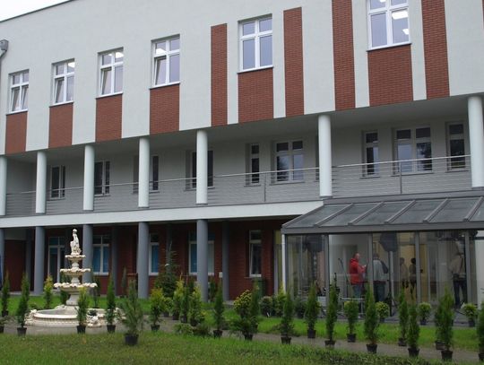 &quot;36 lat czekałam na nowy szpital.&quot; &quot;Warunki nieporównywalne&quot; 