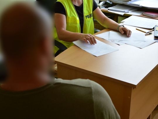 46-latek z Tczewa groził córce śmiercią! Uderzał pięściami oraz kopał w drzwi