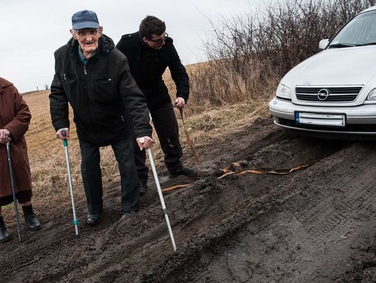 60 lat czekają na budowę drogi... Koszmarny odcinek utrudnia wyjazd ze wsi (ZDJĘCIA)