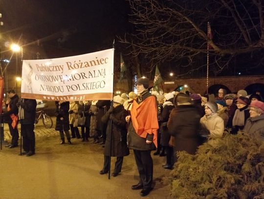 60 osób przed urzędem miasta - odmówili różaniec za odnowę moralną narodu polskiego