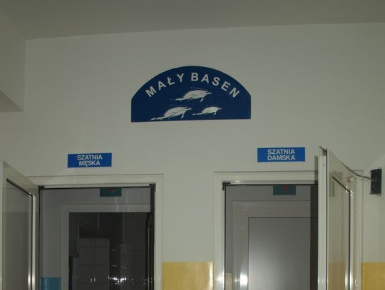 9-latki się rozbierają, a obok siedzą obcy tatusiowie