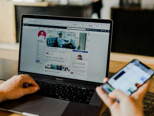 Agencja mediowa vs. freelancer: Co wybrać do swojej kampanii reklamowej?
