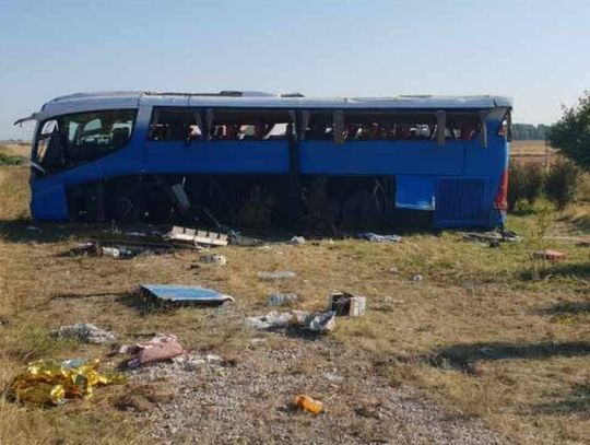 AKTUALIZACJA Groźny wypadek autobusu w Stanisławiu. TEL. DLA RODZIN POSZKODOWANYCH: 58/301 17 34. Jego skutki usuwały 23 zastępy straży i śmigłowce LPR