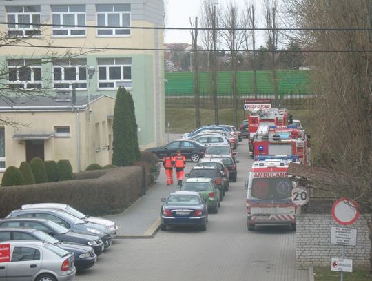 AKTUALIZACJA. Jednostka chemiczna z Gdyni pracuje na terenie ZSE. Jedna osoba zabrana do szpitala