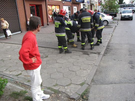 Alarm: gaz w studzience! Natychmiastowa akcja strażaków. Zablokowana ulica...