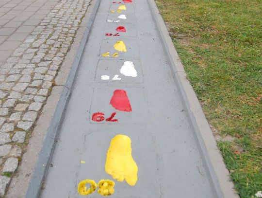 Aleja mieszkańców - 102 odciski stóp