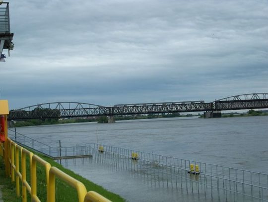 Andrzej Netkowski płynie Wisłą do grodu Sambora