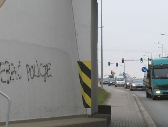 „Anty Islam” i „j**** policję” przy wjeździe do Tczewa