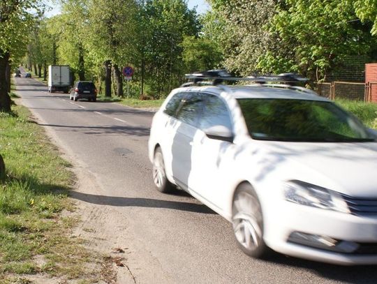 "Auta mijają pieszych i rowerzystów o centymetry". Mieszkańcy chcą budowy chodnika wzdłuż ul. Bałdowskiej 