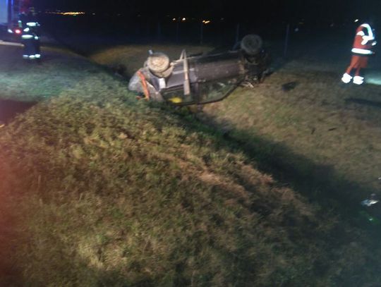 Auto w rowie na A1. Dwie osoby zabrane do szpitala