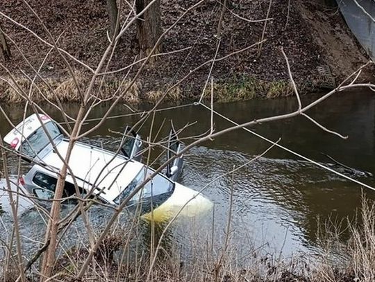 Auto wpadło do Wierzycy. Policjant bez wahania wskoczył do lodowatej wody i uratował kierowcy życie!