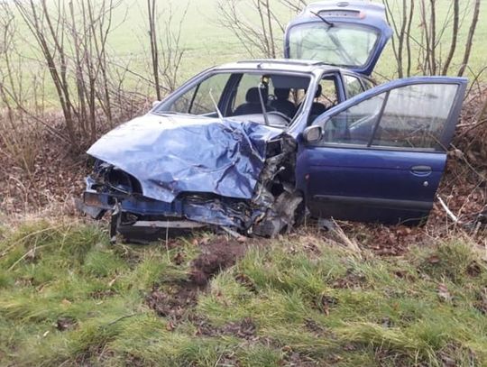 Auto wypadło z trasy i rozbiło się na drzewie...