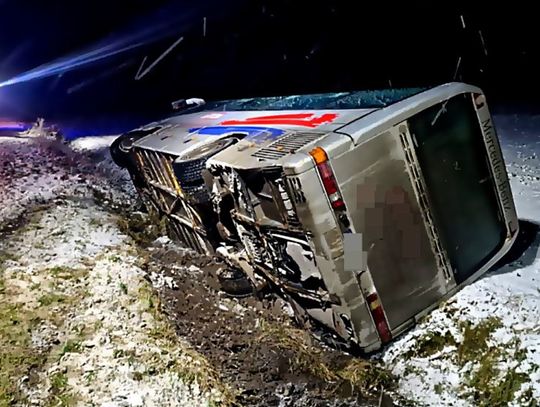 Autobus z pasażerami wywrócił się i wpadł do rowu. APELUJEMY DO KIEROWCÓW O OSTROŻNOŚĆ !!