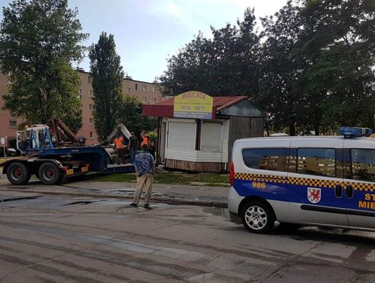 Awantura i interwencja policji przy al. Zwycięstwa. Najemca bronił kiosku do ostatniej chwili