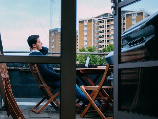 Balkon w cieniu - jak wykorzystać przestrzeń zacienioną?