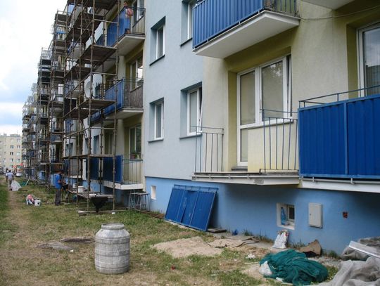 Barierki nie wytrzymały - mężczyzna spadł z balkonu przy ul. Armii Krajowej. Komisja wyjaśni przyczyny zdarzenia