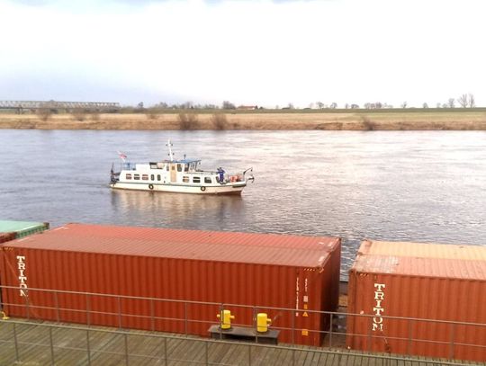 Barki z pilotażowym transportem towarów zatrzymały się na noc na przystani w Tczewie