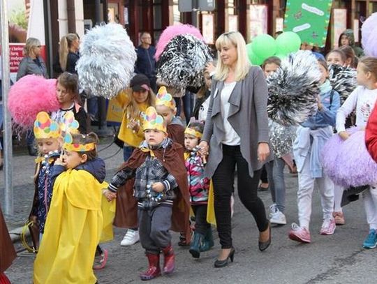 Barwny korowód na ulicach Tczewa, przed nim motocykliści. Wszyscy w jednym celu