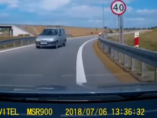 Berlingo mknie pod prąd na zjeździe A1. Mrożące krew w żyłach nagranie ze Swarożyna