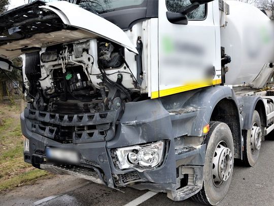 Betoniarka ciężarowa najechała na samochód osobowy