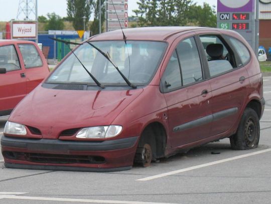 Bez kół, z powybijanymi szybami. Osiedlowe porachunki?