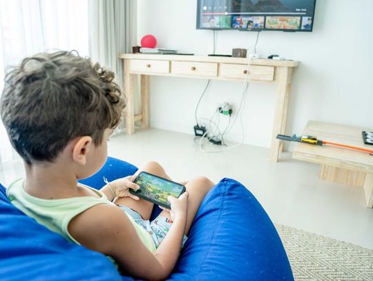 Bez umiaru smartfony, gry wideo i telewizja odbiją się na zdrowiu naszych dzieci. Podpowiadamy co robić i jak działać