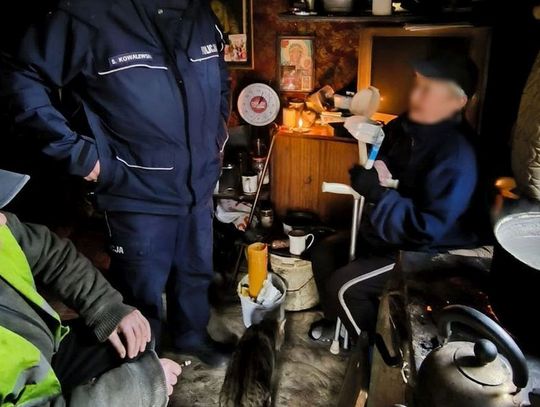 Bezdomna 69-latka otrzymała kule ortopedyczne dzięki swojemu dzielnicowemu