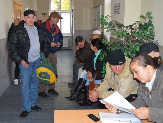 Bezdomni pod kocami na ulicy – pomagać czy ignorować? 