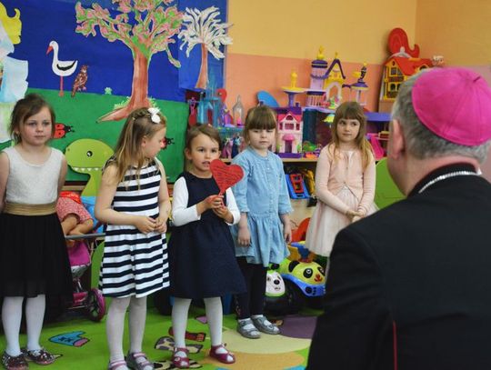 Biskup spotkał się z przedszkolakami z Jelenia. Był bukiet kwiatów dla duchownego i pokazy wokalno-recytatorskie