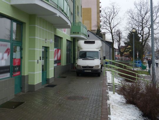 Boją się wyjść z klatki. Otwierają drzwi i wpadają na samochód