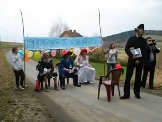 Brama weselna - tradycja czy patologia?